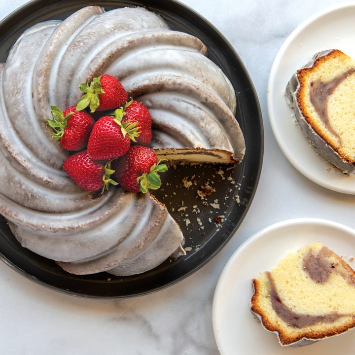 Nordic Ware swirl bundt baking tin, 2.4 L Nordic Ware