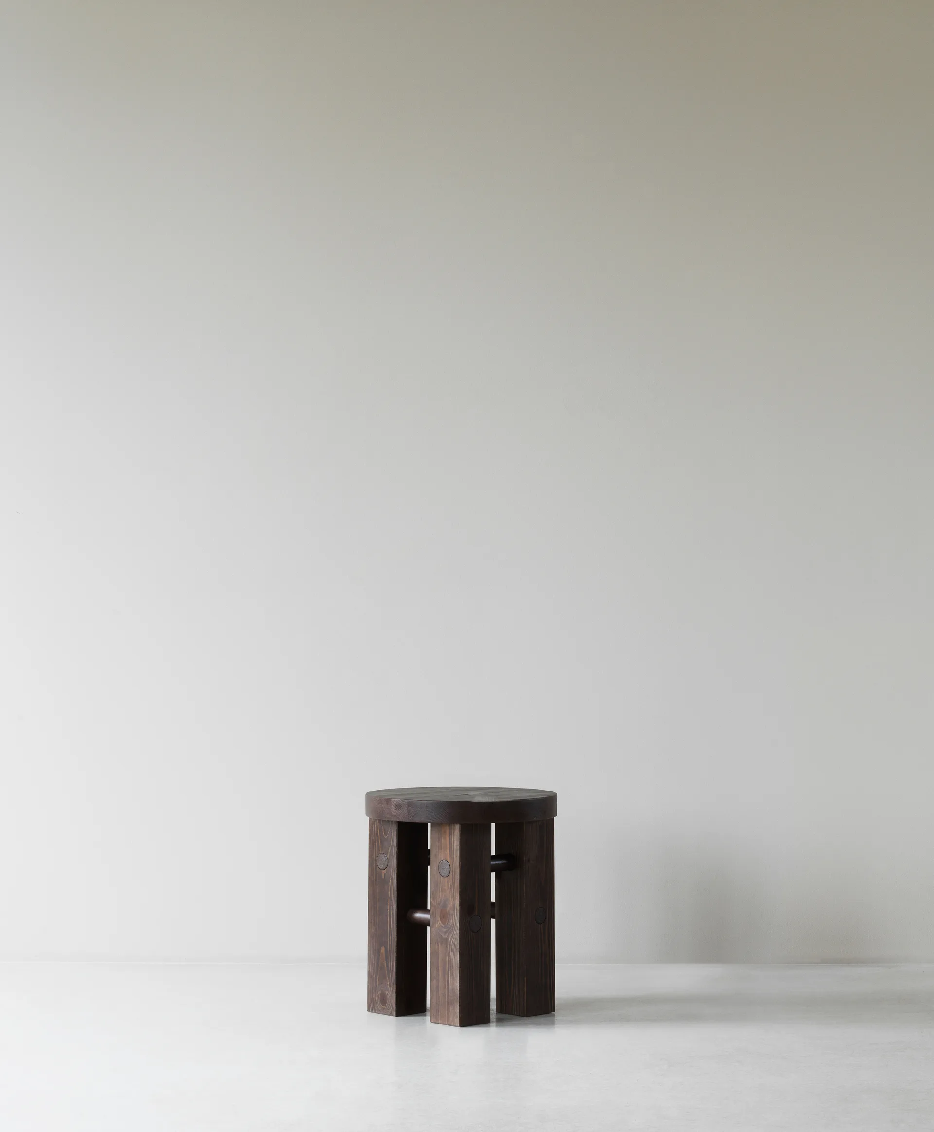 Fyr round stool 45 cm, Dark brown, Ø40x45 cm Normann Copenhagen