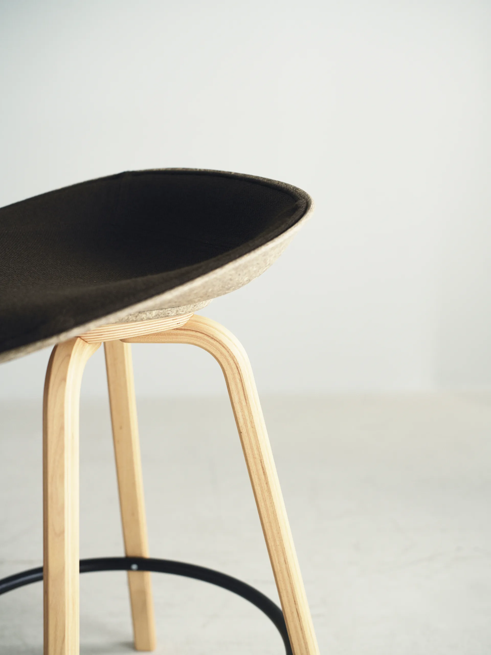 Mat Barstool front-upholstered 65 cm., Ultra 41599-hemp-beech-black steel Normann Copenhagen