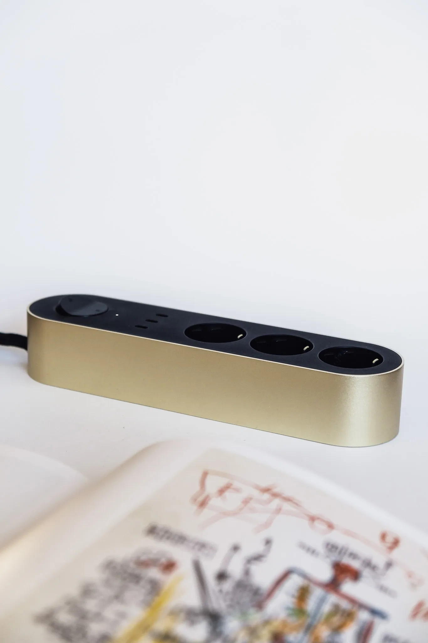 Edgar Power Bar power strip, Satin brass palett3