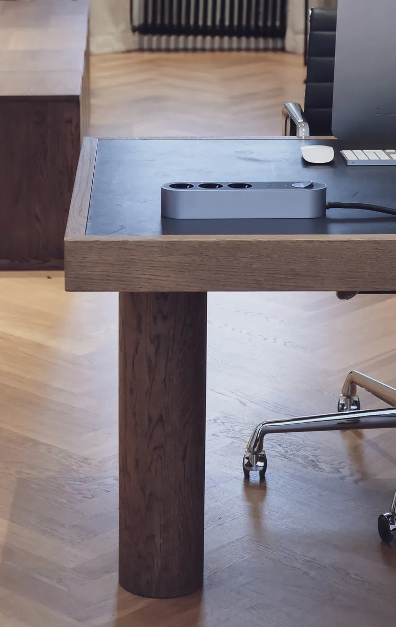 Edgar Power Bar power strip, Satin aluminum Palette