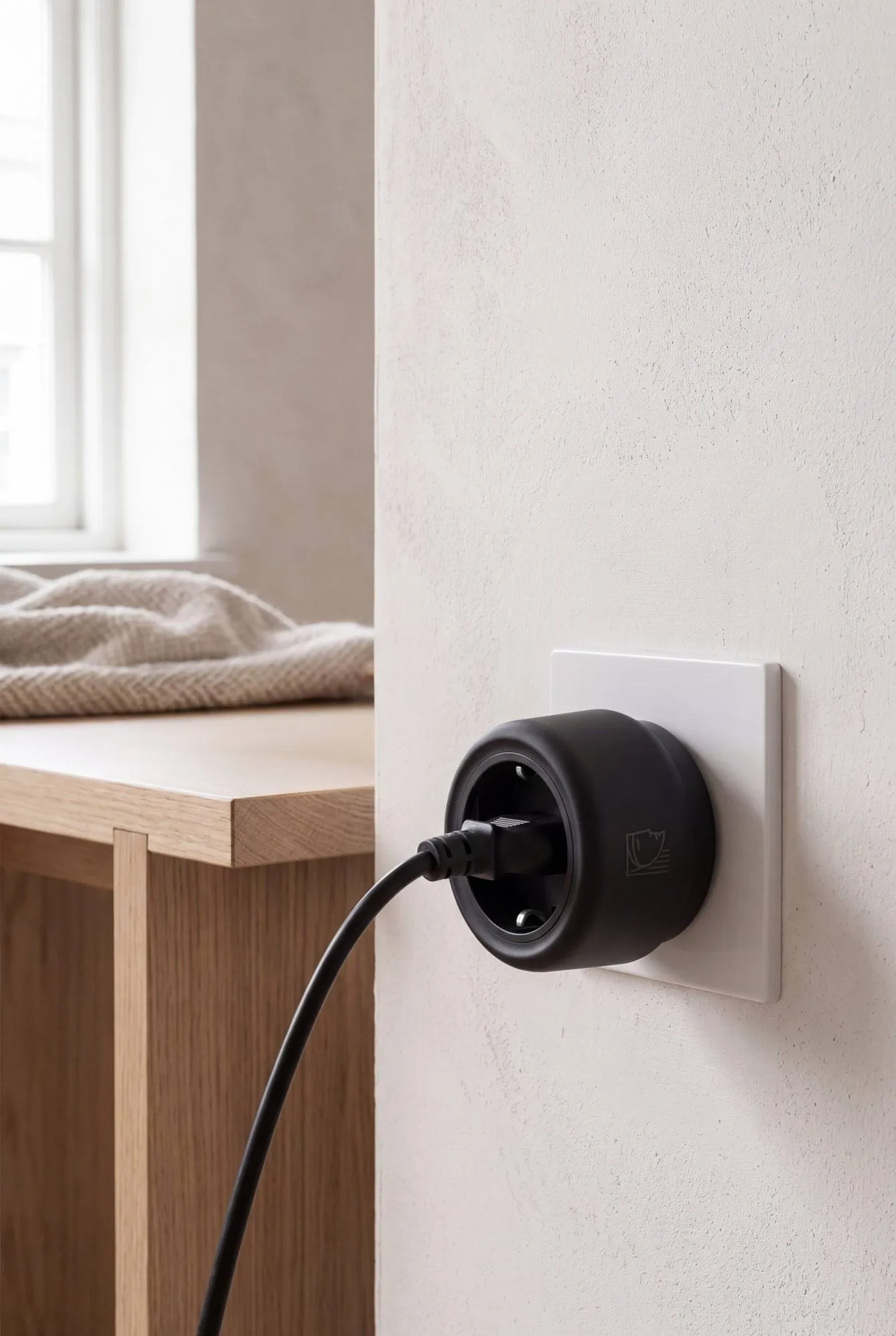 EU to UK adapter – Schuko to British plug, Black Palette