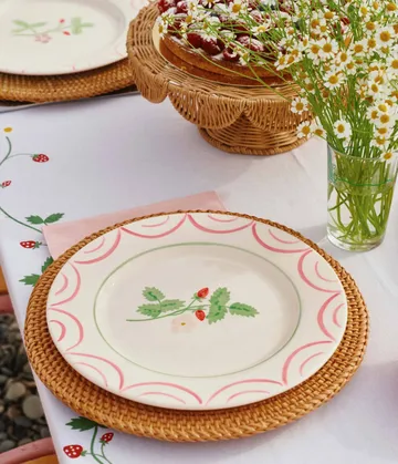 Cottage flower Wild Strawberry plate - Red, 28 cm - Pick a Poppy
