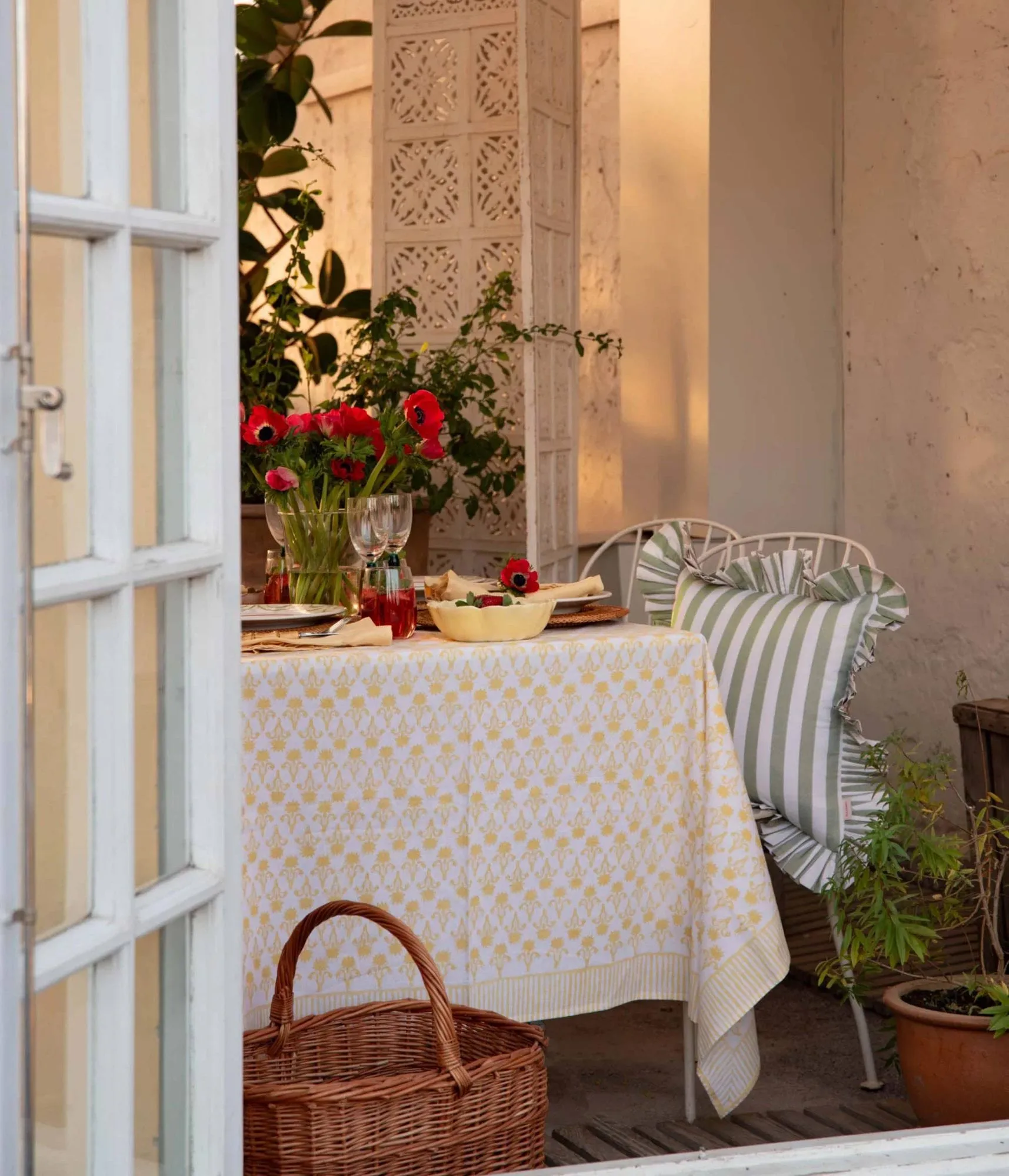 Lily tablecloth, Yellow, 350x150 cm Pick a Poppy