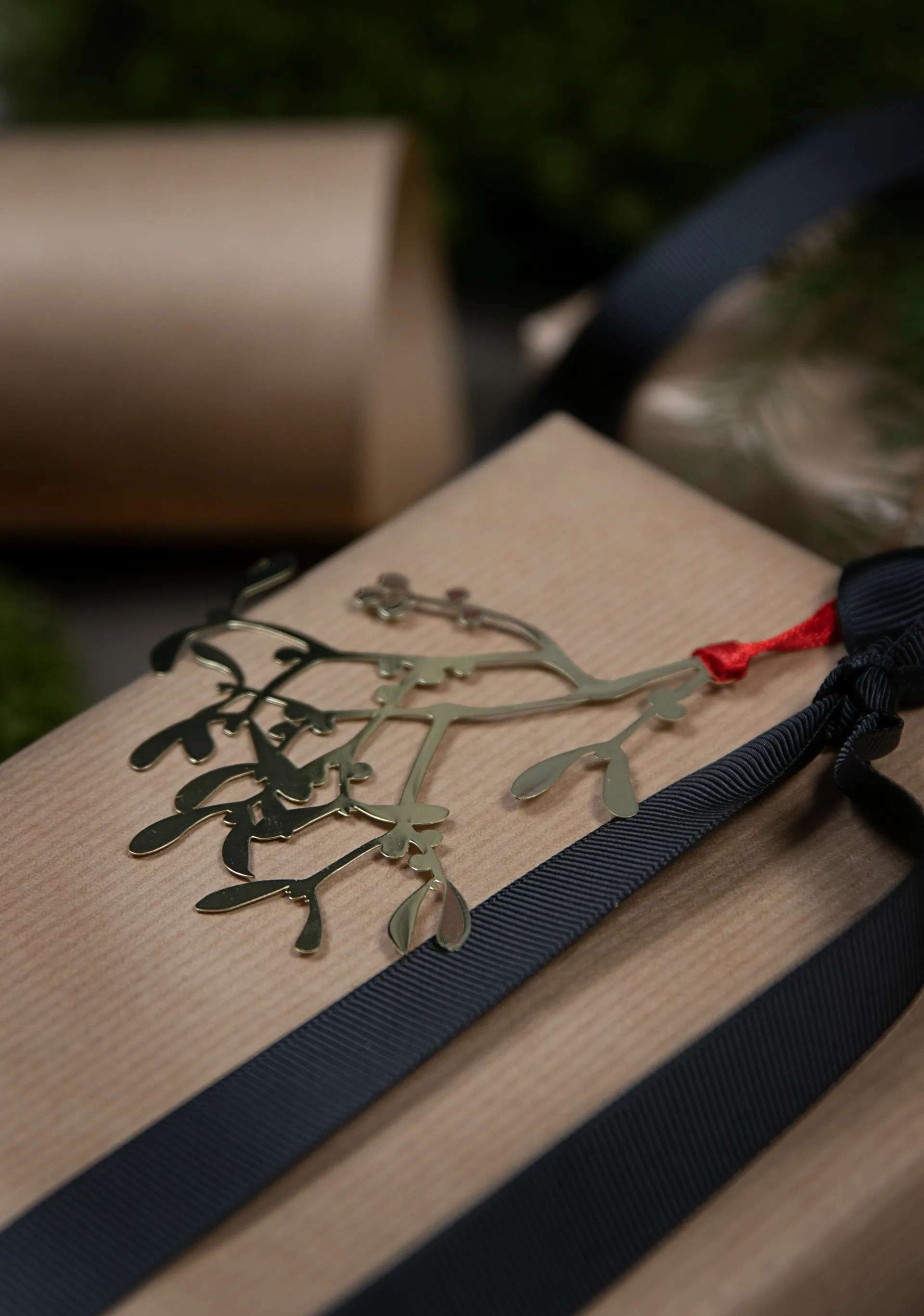 Pluto Christmas decoration in metal, Mistletoe gold coloured Pluto Design