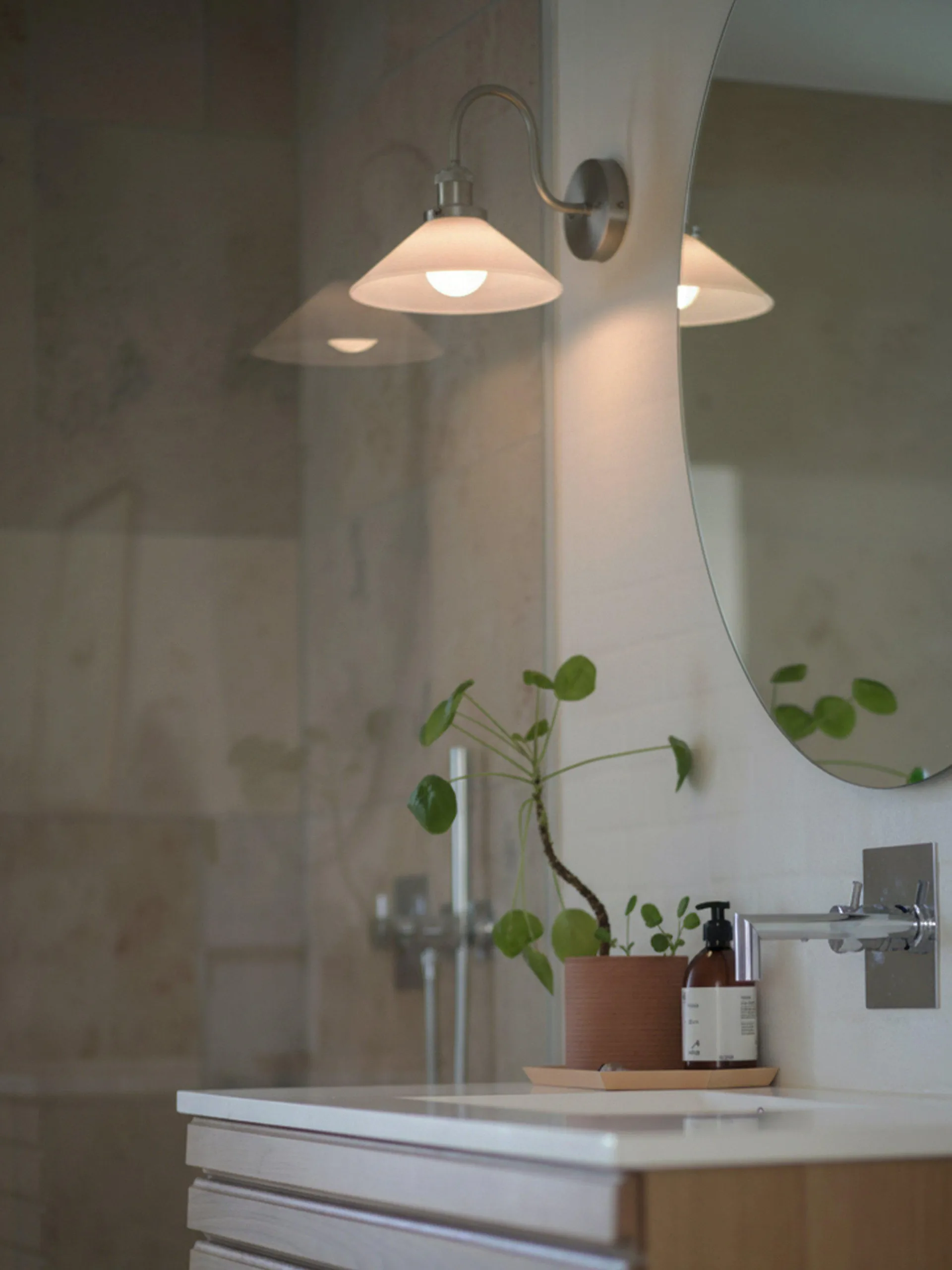 August wall lamp, Opal-chrome PR Home