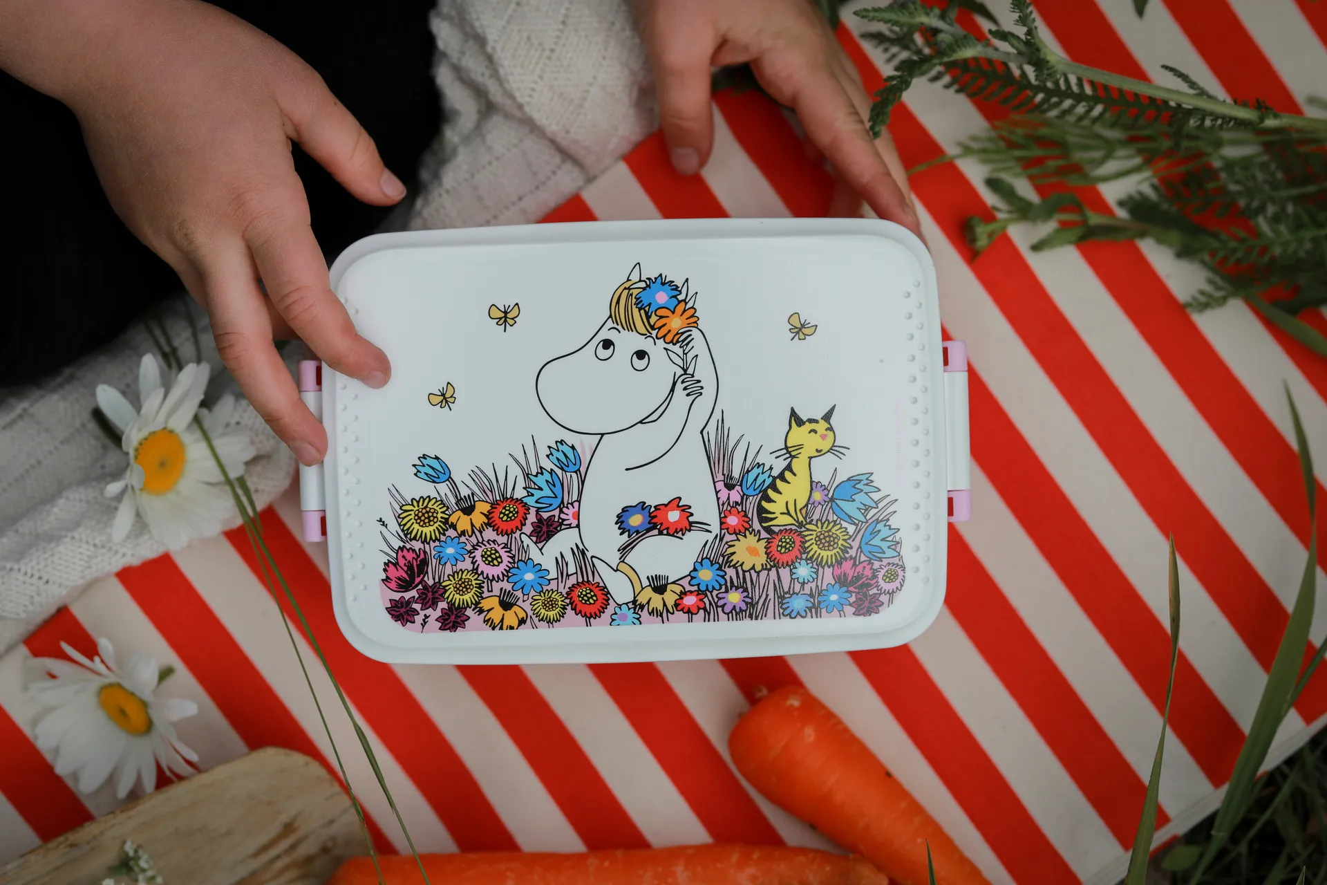 Moomin Meadow lunch box 12x18.5 cm, Purple-pink Rätt Start