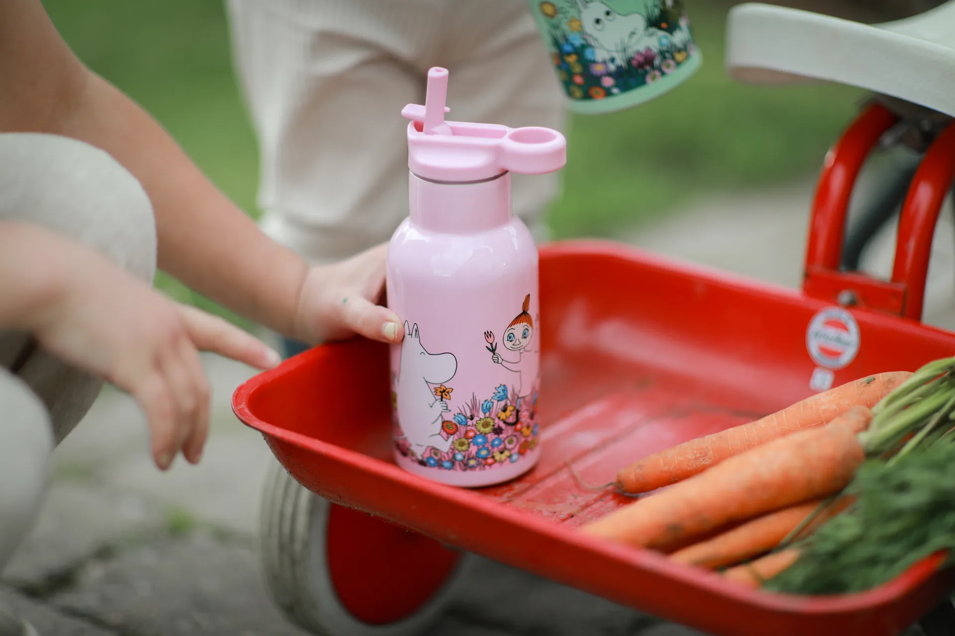 Moomin Meadow water bottle 34 cl, Pink Rätt Start