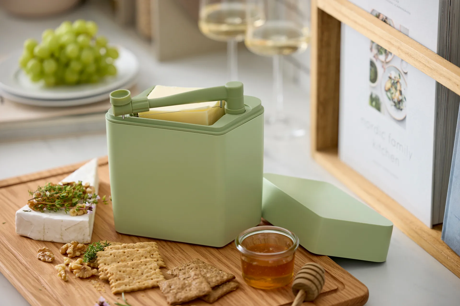 Classic cheese box incl cheese slicer 16.5x10x19 cm, Misty green Rosti