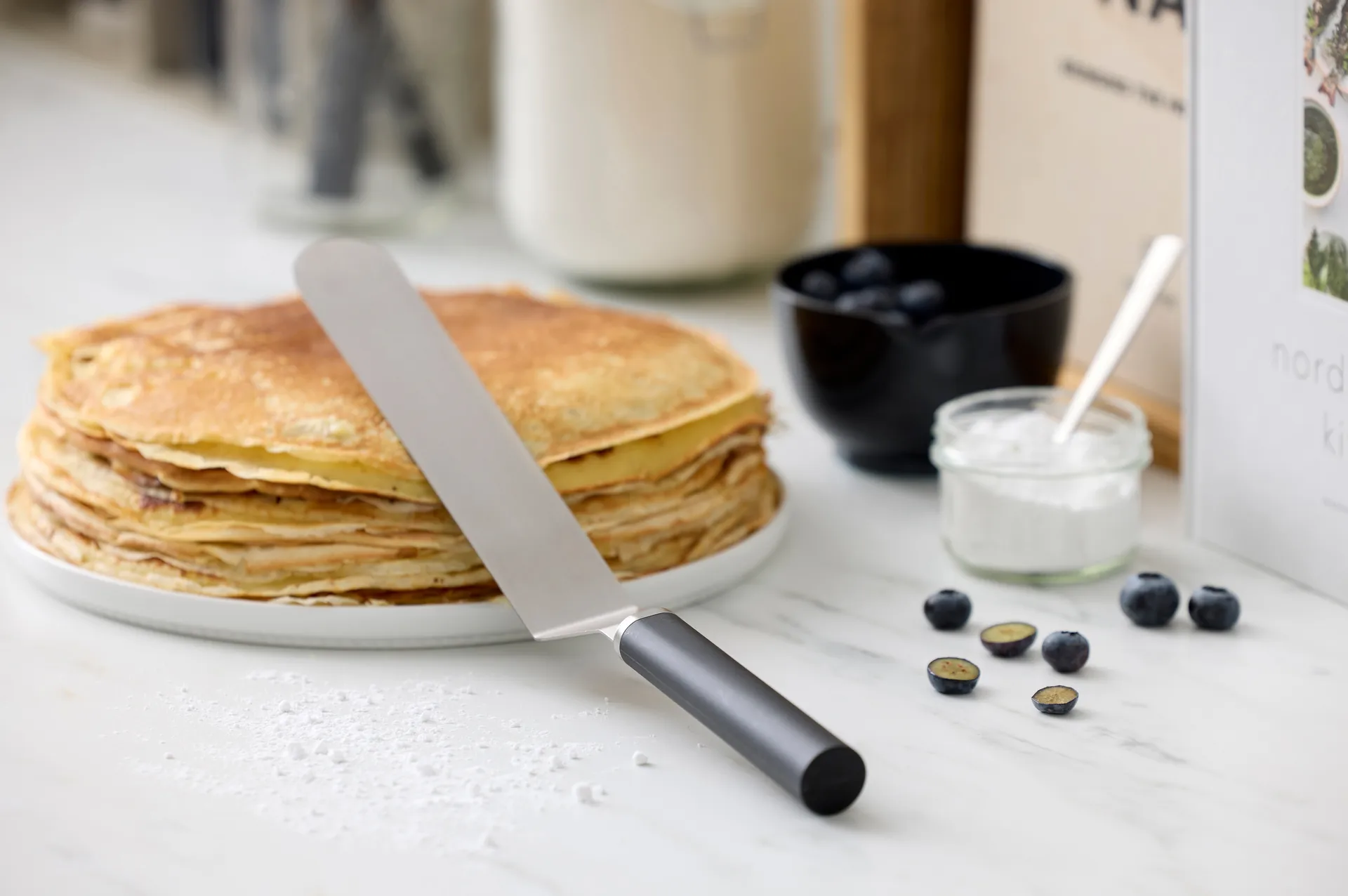 Emma palette knife narrow steel 33 cm, Black Rosti