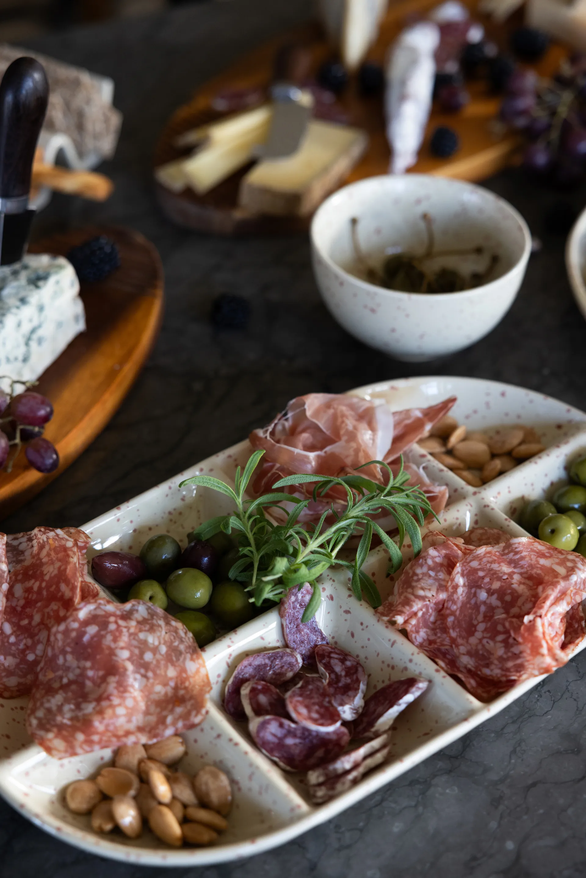 Ditte serving platter large 20x36 cm, Beige-burgundy Sagaform