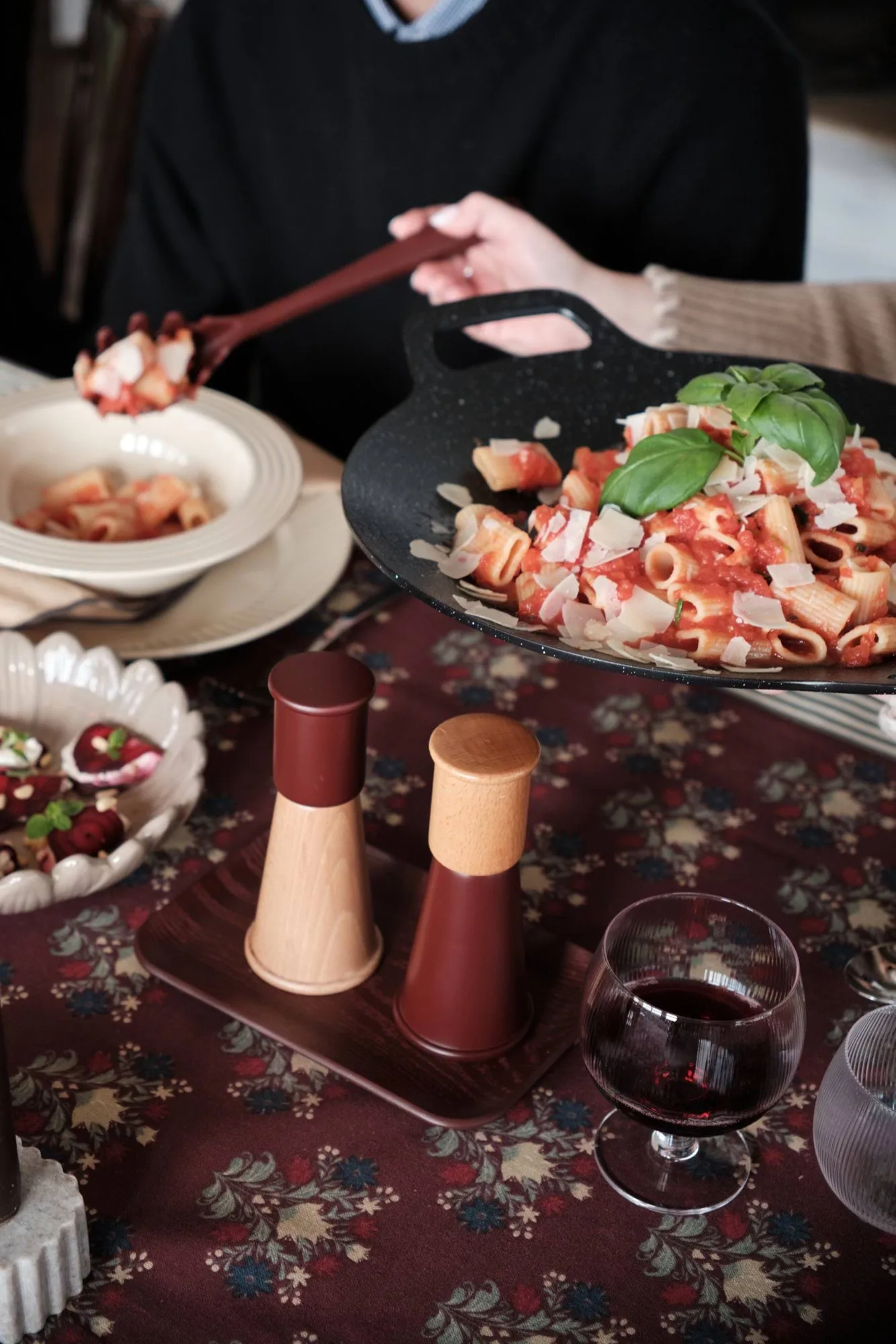 Hanna plate, Wine red Sagaform