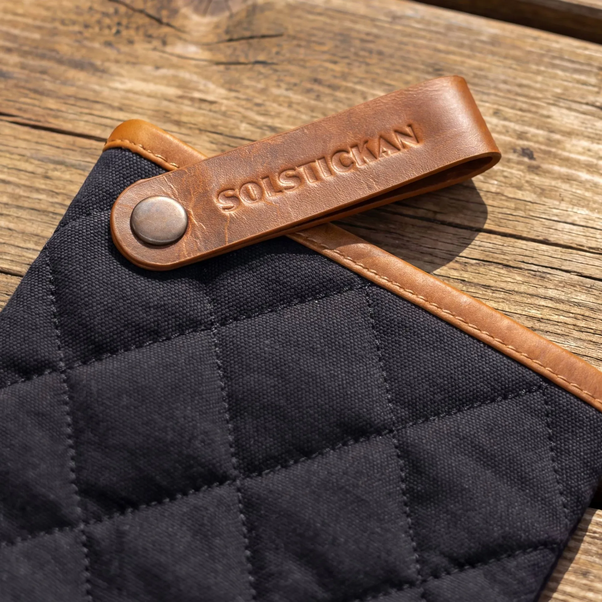 Solstickan oven glove canvas, Black Solstickan Design