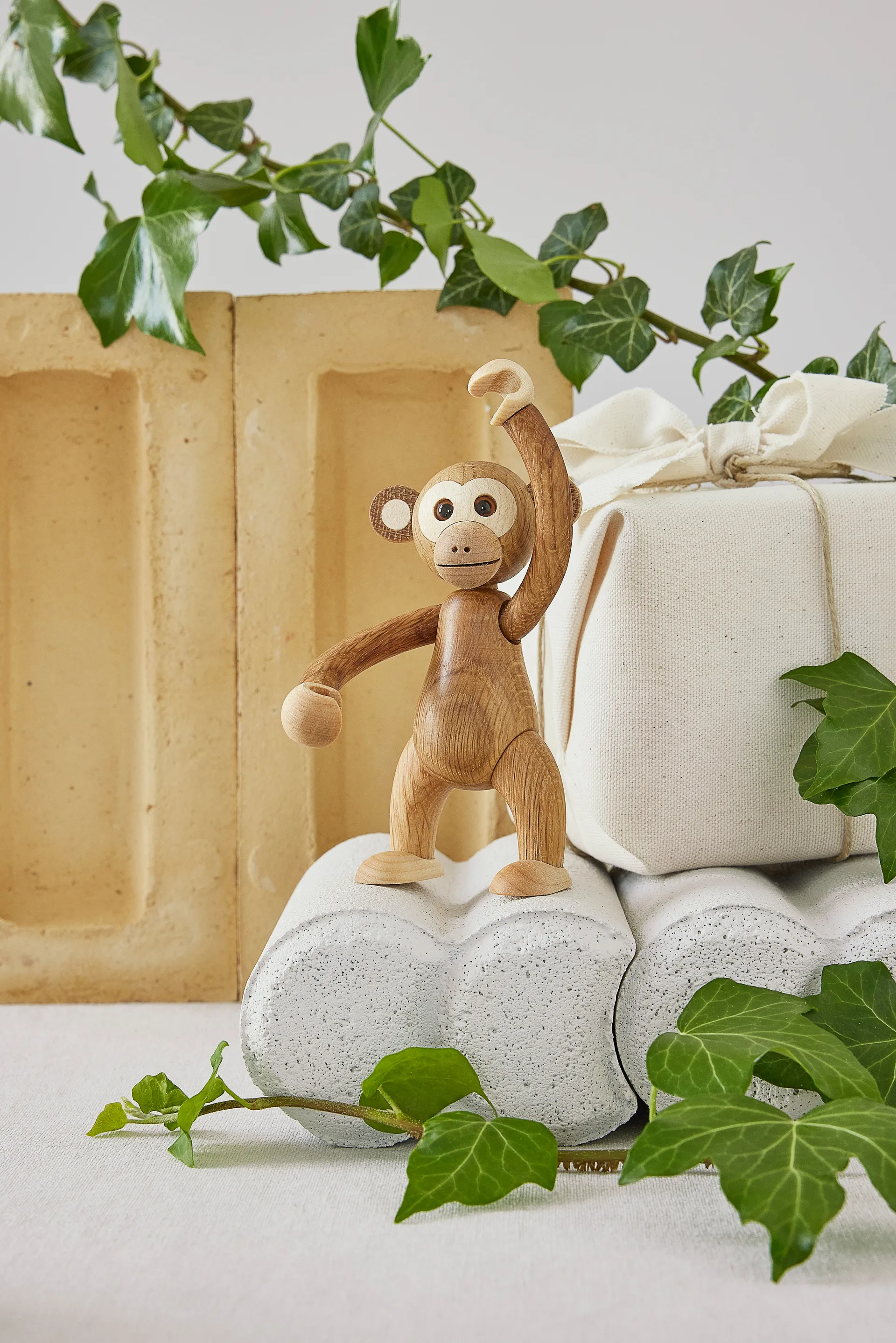Jolly monkey decoration 11 cm, Oak Spring Copenhagen