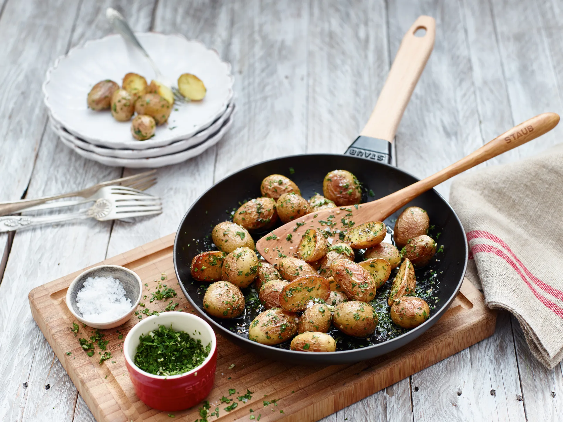 Staub frying pan cast iron black light wood handle, Ø20 cm STAUB