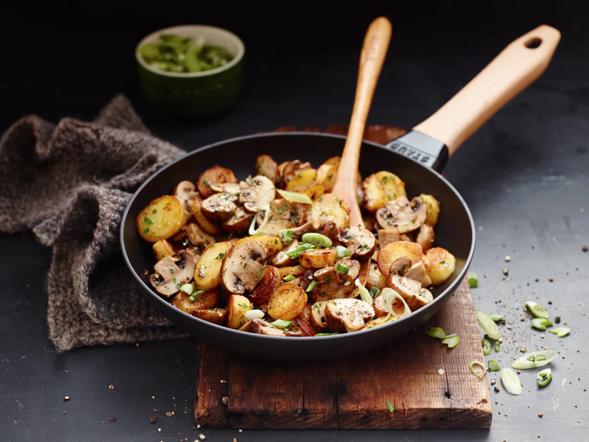 Staub frying pan cast iron black light wood handle, Ø24 cm STAUB