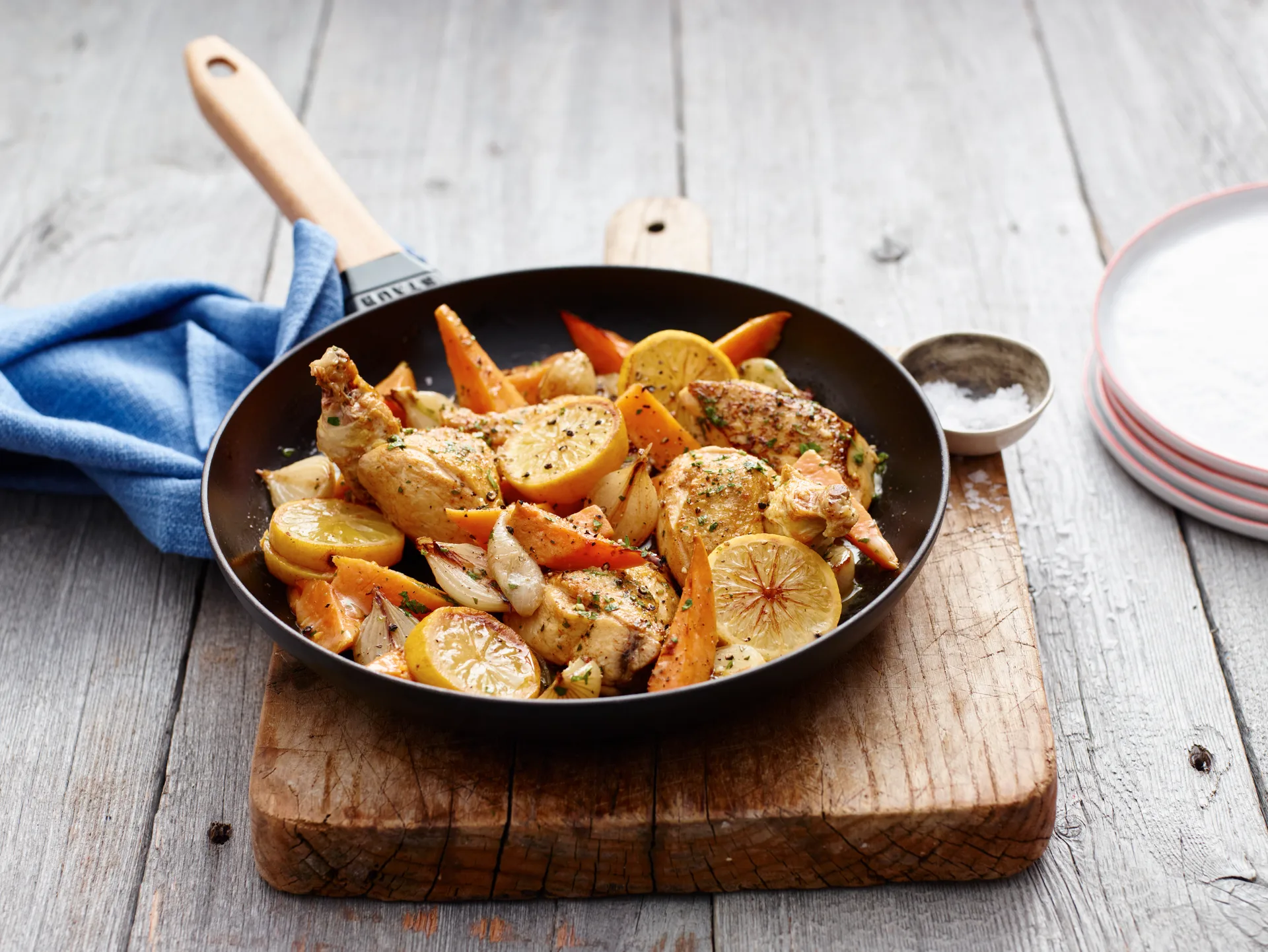 Staub frying pan cast iron black light wood handle, Ø28 cm STAUB