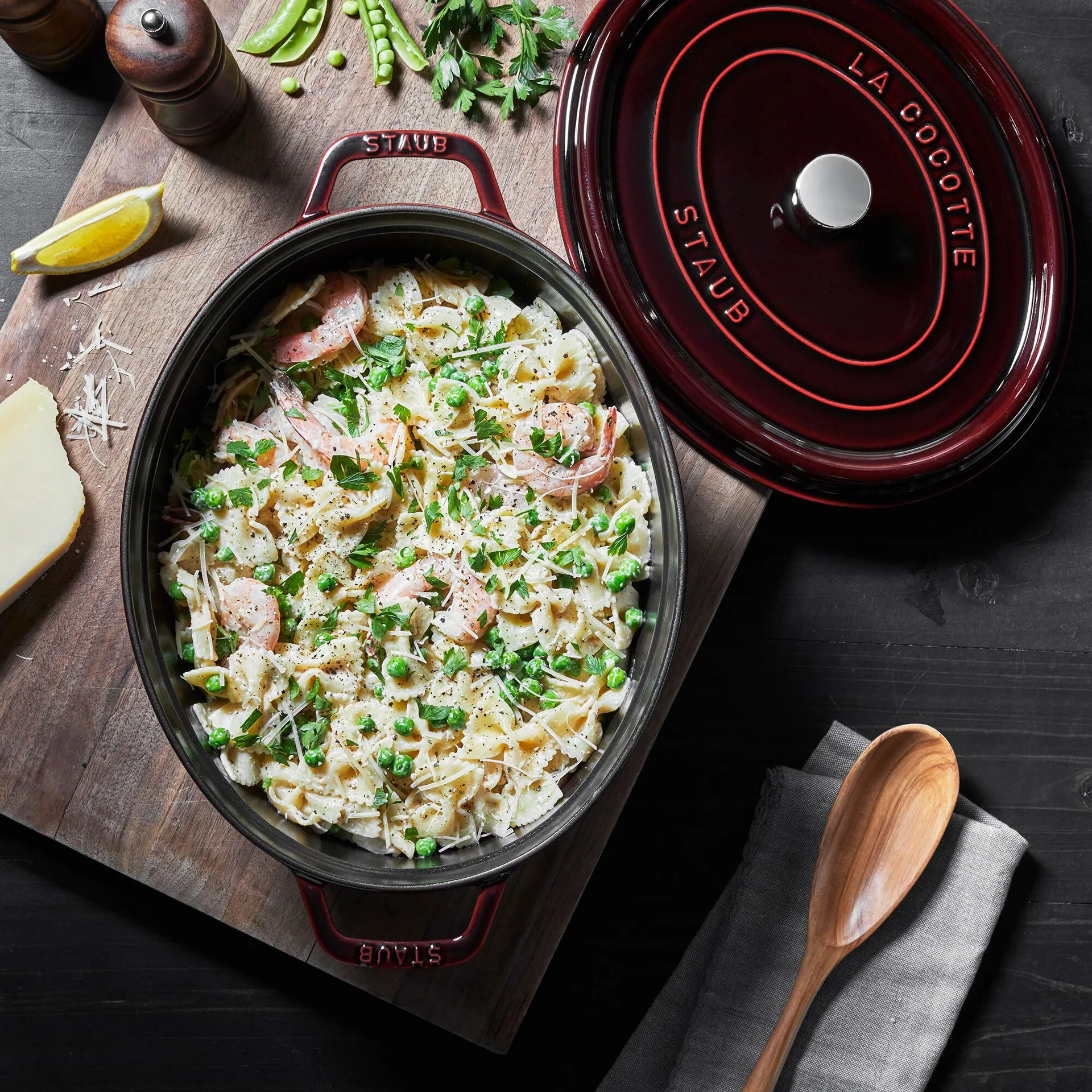 Staub La Cocotte oval cast iron pot 4.2 L, Grenadine red STAUB