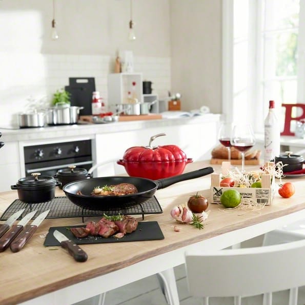 Staub tomato casserole dish 2.9 l, red STAUB