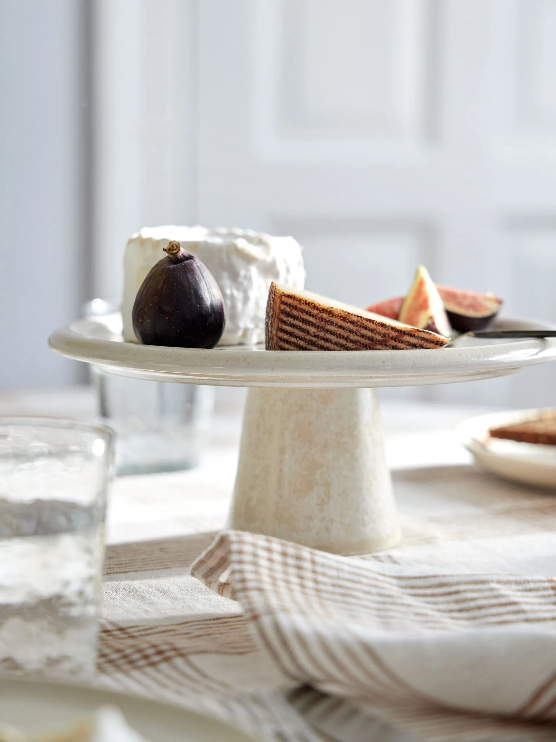 Granada cake stand, Cream, Ø26x11 cm Tell Me More