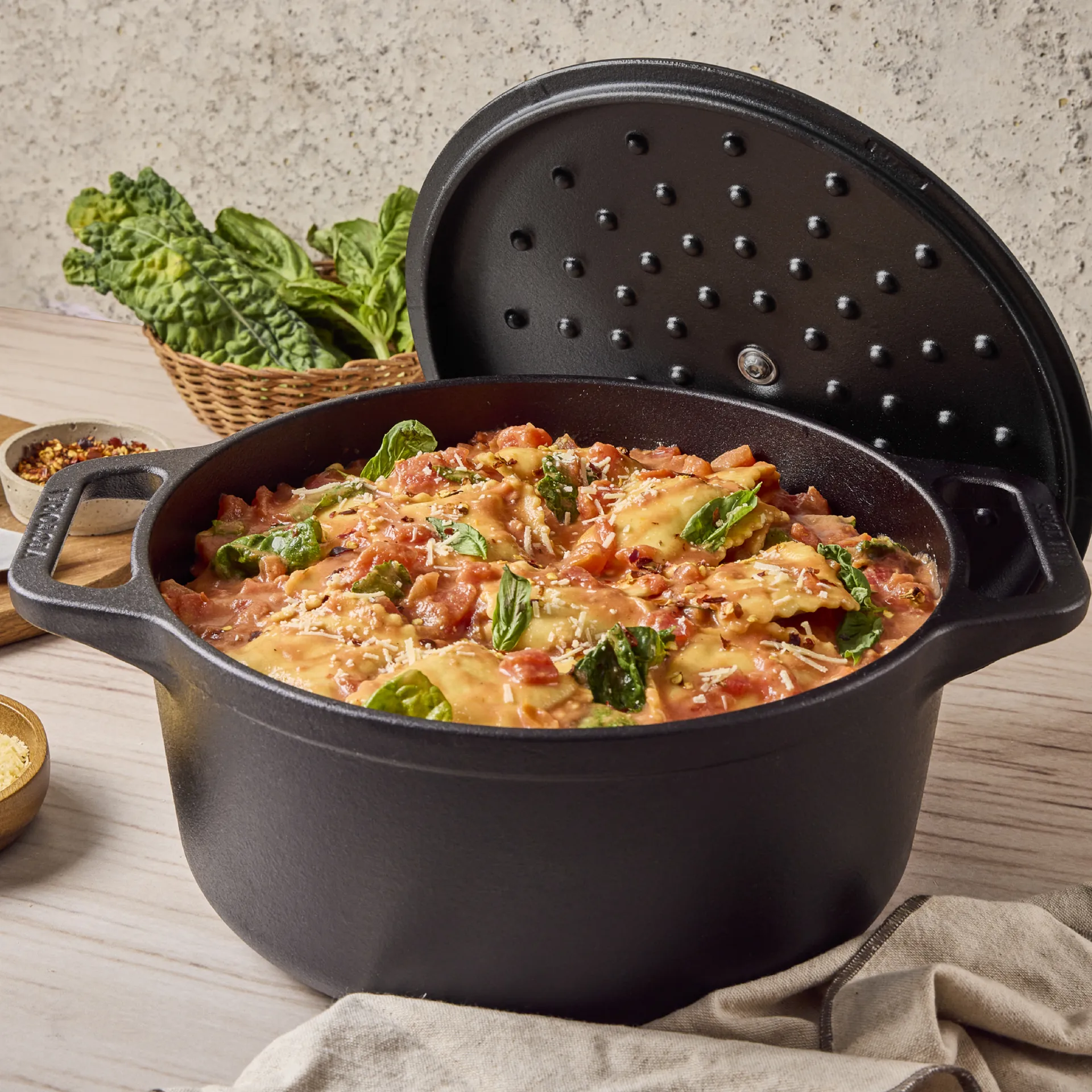 Victoria cast iron pot pre-seasoned, 6.6 L Victoria