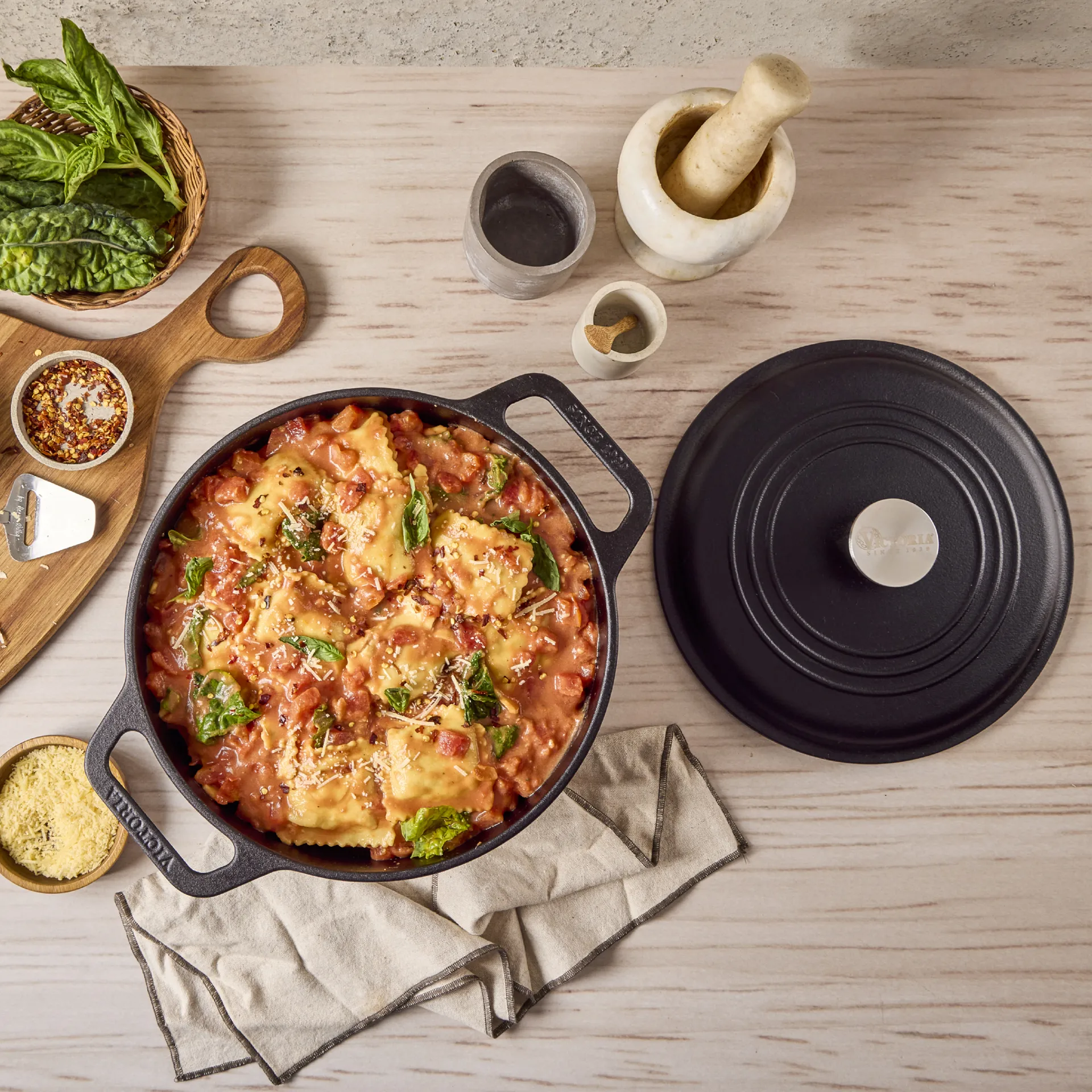 Victoria cast iron pot pre-seasoned, 6.6 L Victoria