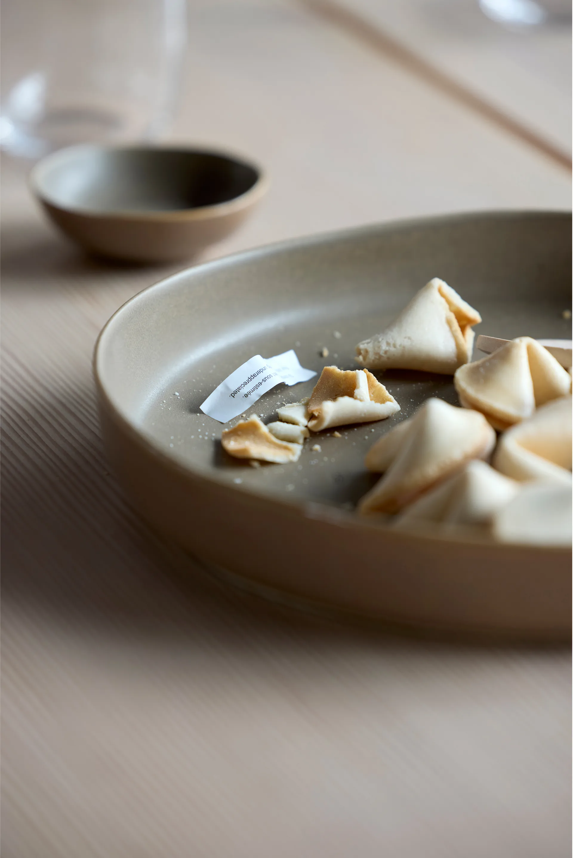 Shoku serving platter Ø28 cm, Warm Brown Villa Collection