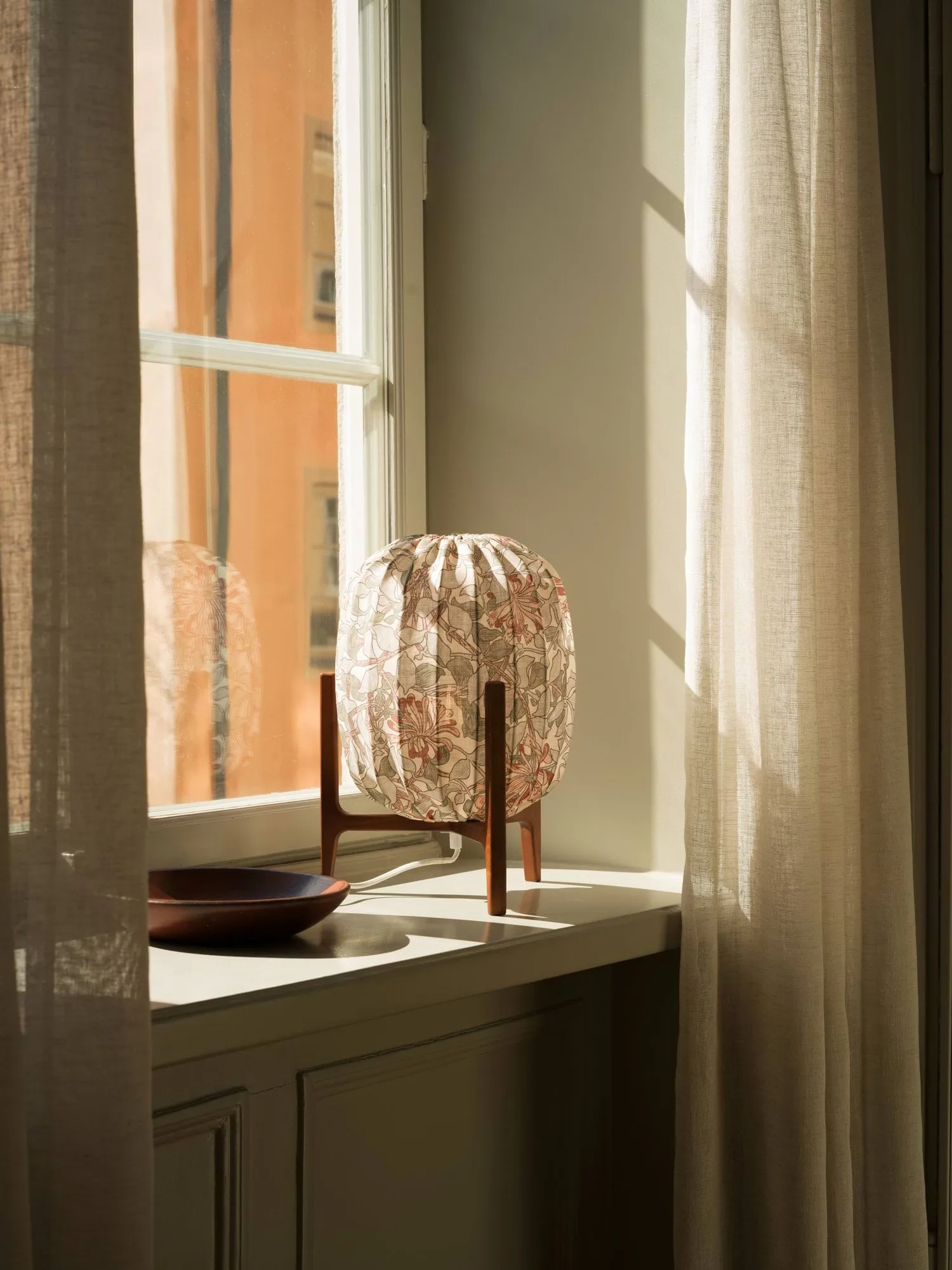 Prisma table lamp, Dark ash-Honeysuckle blush, Ø27x42 cm Watt & Veke