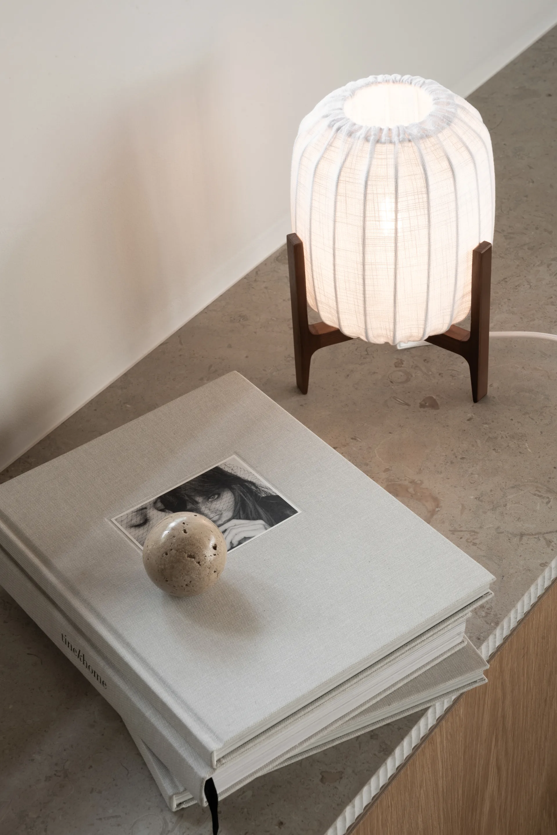 Prisma table lamp, Dark ash-White, Mini Ø16x24.3 cm Watt & Veke